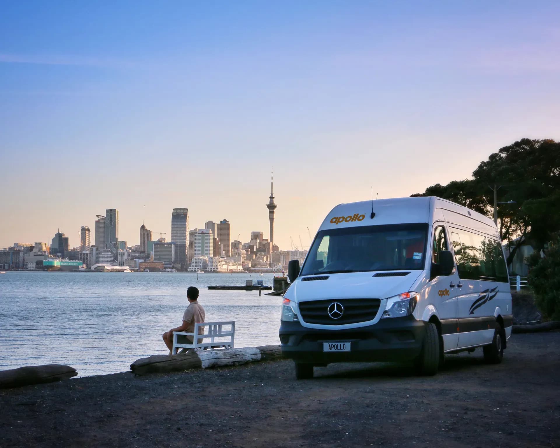Euro Plus von Apollo Motorhomes vor der Skyland von Auckland in Neuseeland