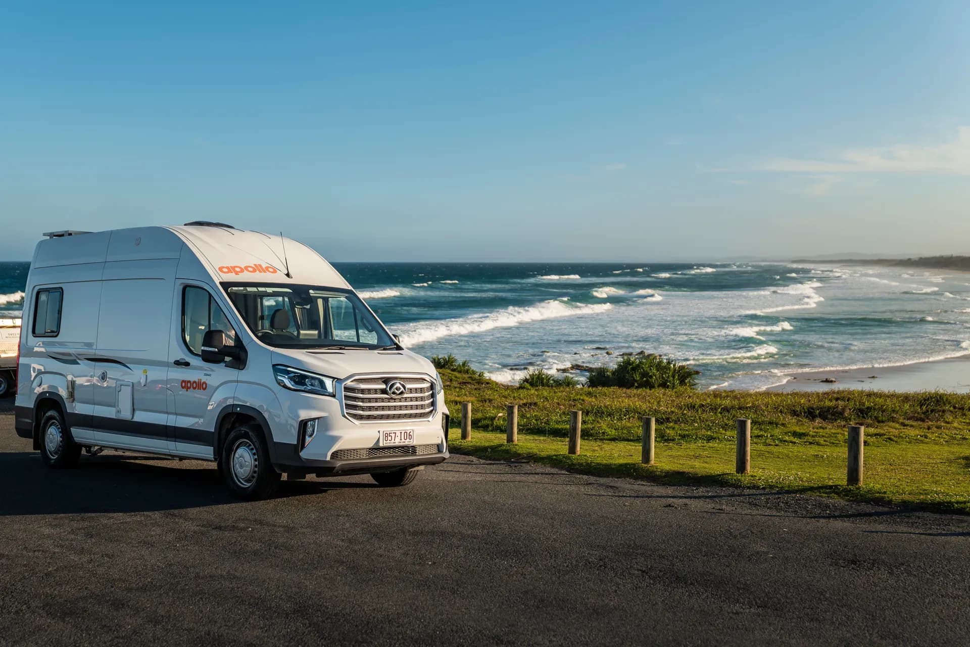 LDV Modell oder ähnlich von Apollo Motorhomes an einer Küste geparkt in Neuseeland