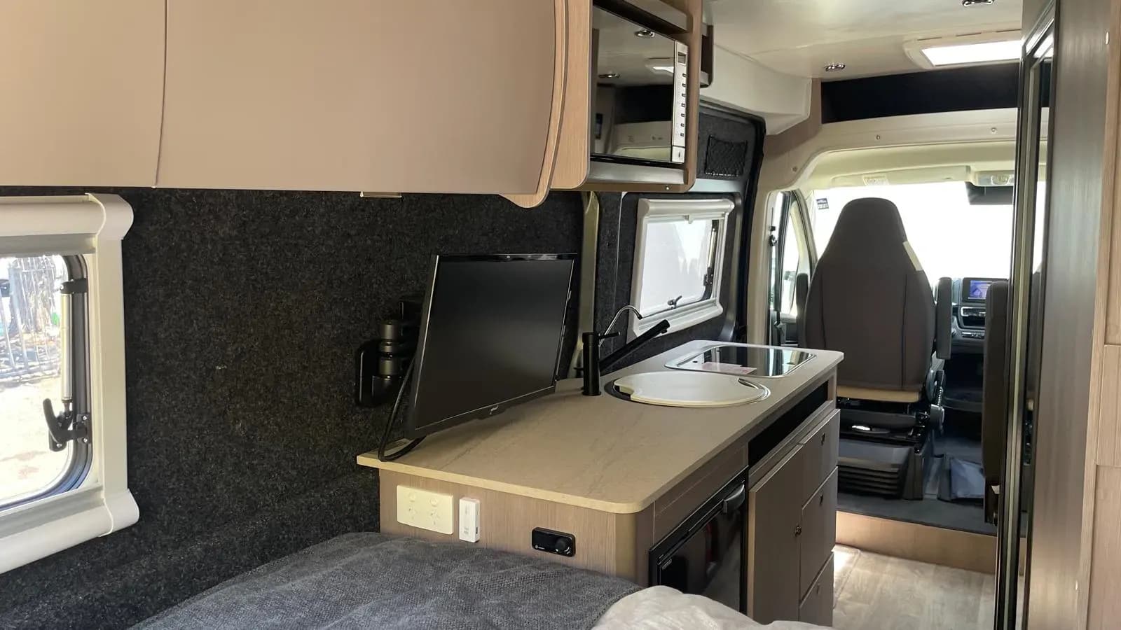 Neuseeland, Barefoot Campers, Nevis, Küche und TV