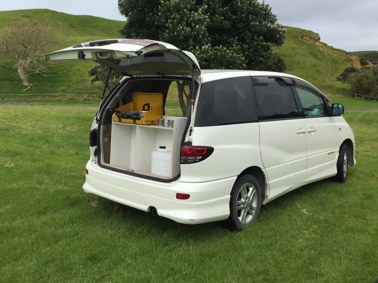 Terra von Barefoot Campers auf einer Wiese geparkt in Neuseeland.