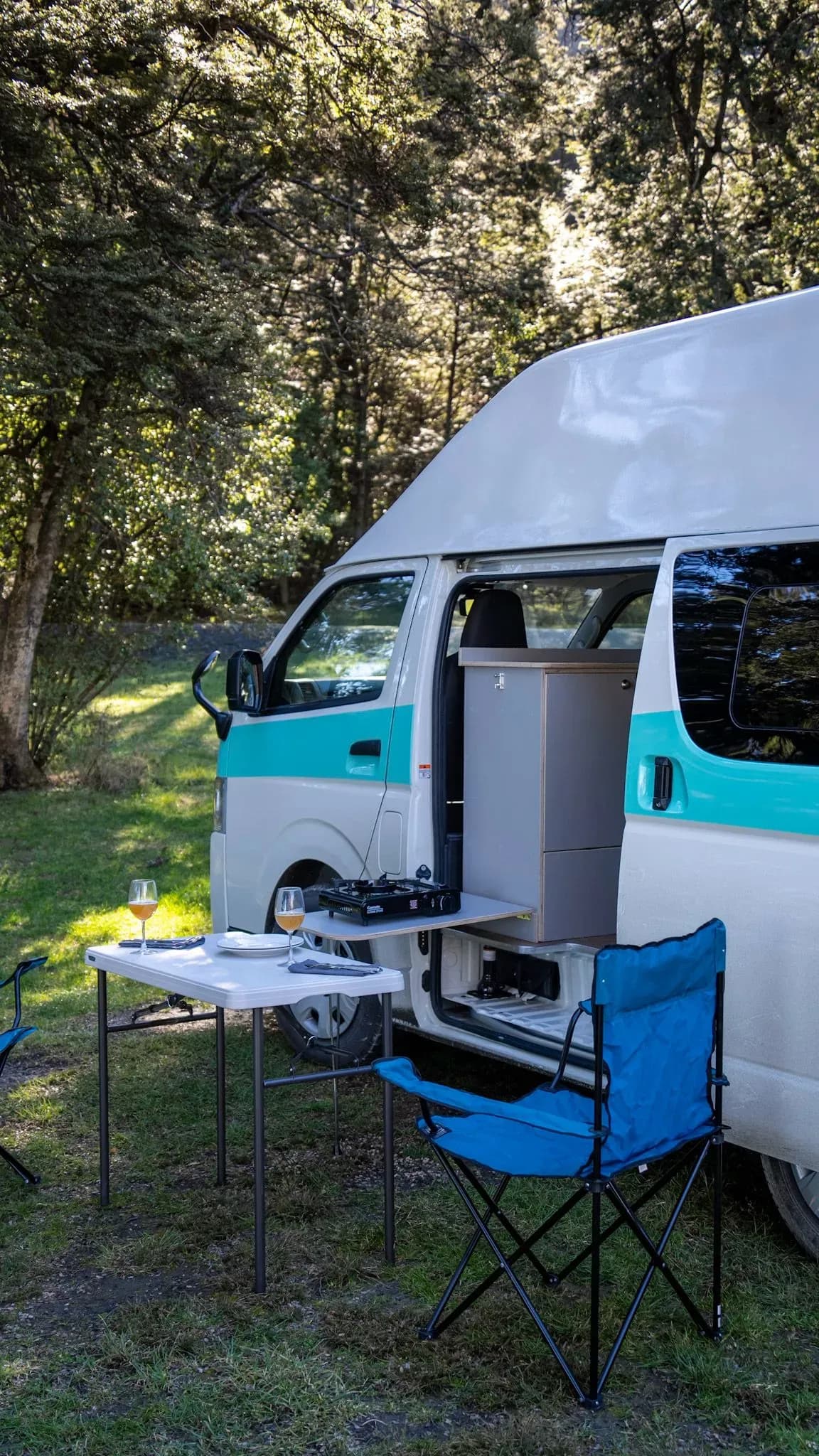 Neuseeland, Barefoot Campers, Wallace Freshy,Campingtisch und Campingstühle.