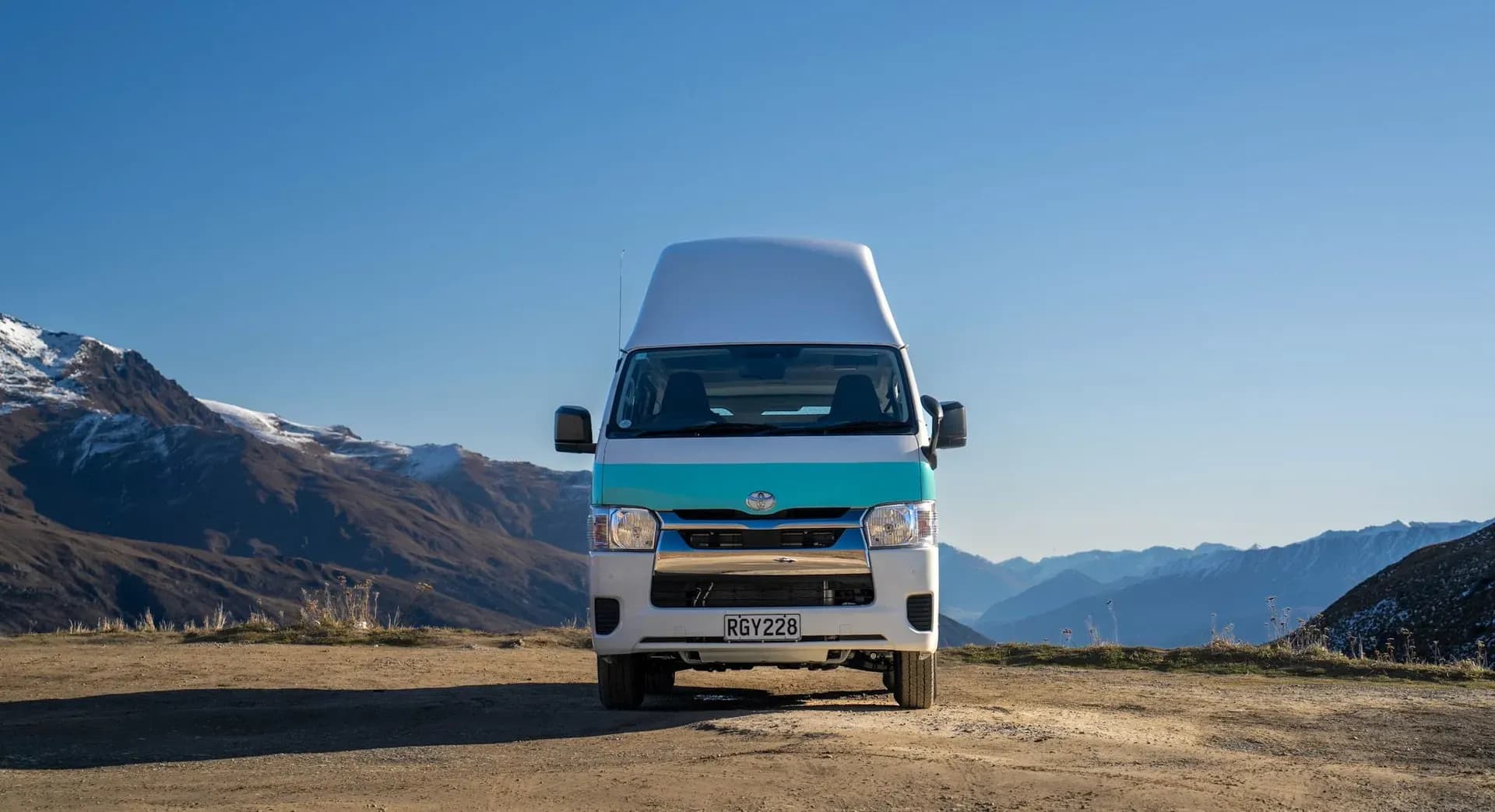 Der Wallace Freshy von Barefoot Campers geparkt am Wegrand in Neuseeland