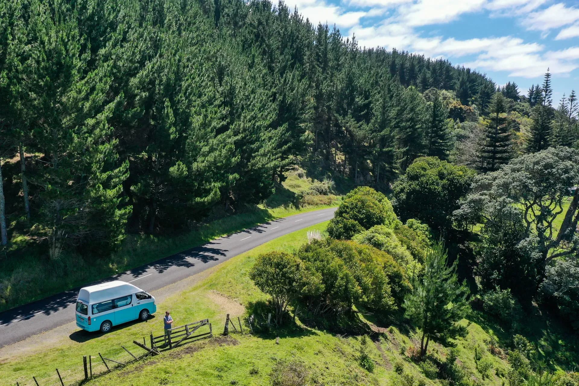Der Wallace HiTop von Barefoot Campers geparkt am Wegrand in Neuseeland