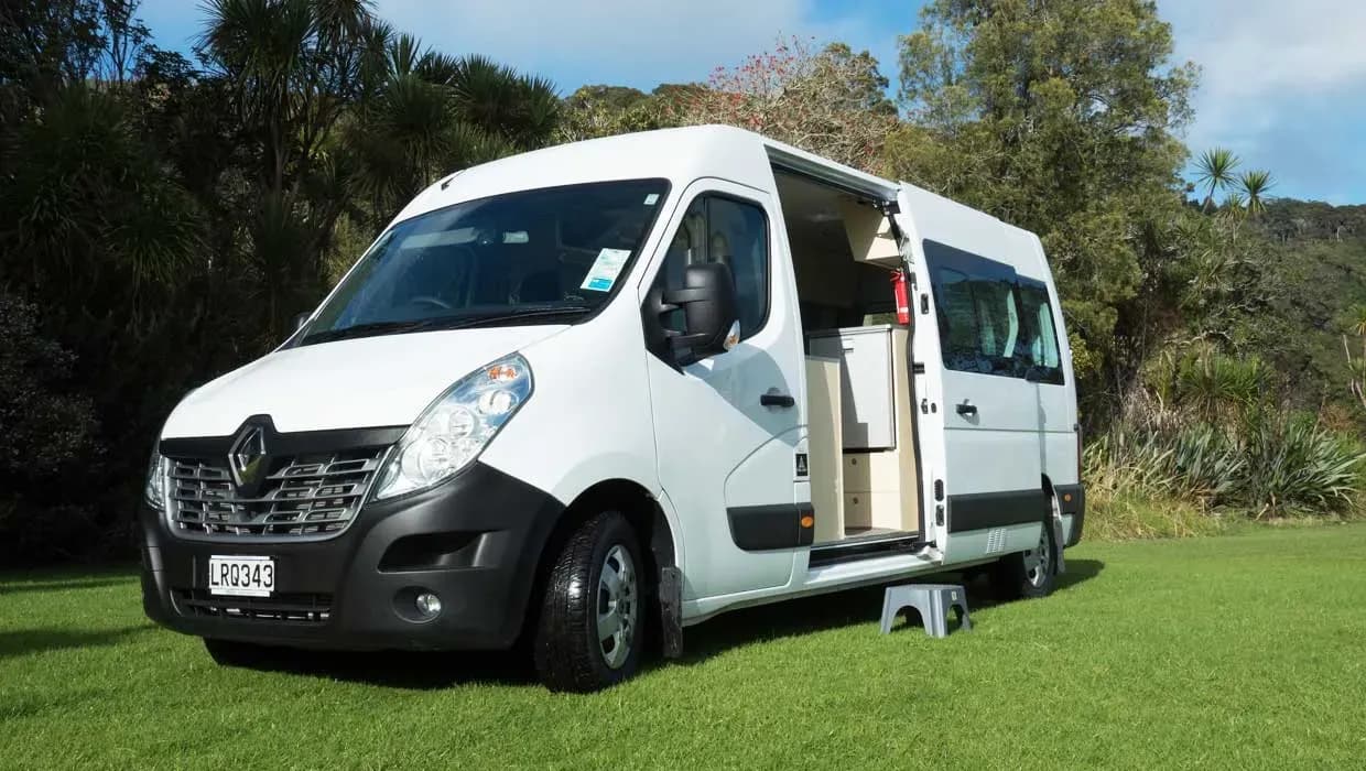 Foxtrot 2 Berth von Bayinvent Rental geparkt in Neuseeland