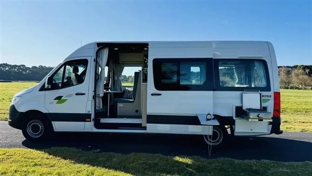 Nomad 2+1 Berth von Bayinvent Rental geparkt auf einer Wiese in Neuseeland