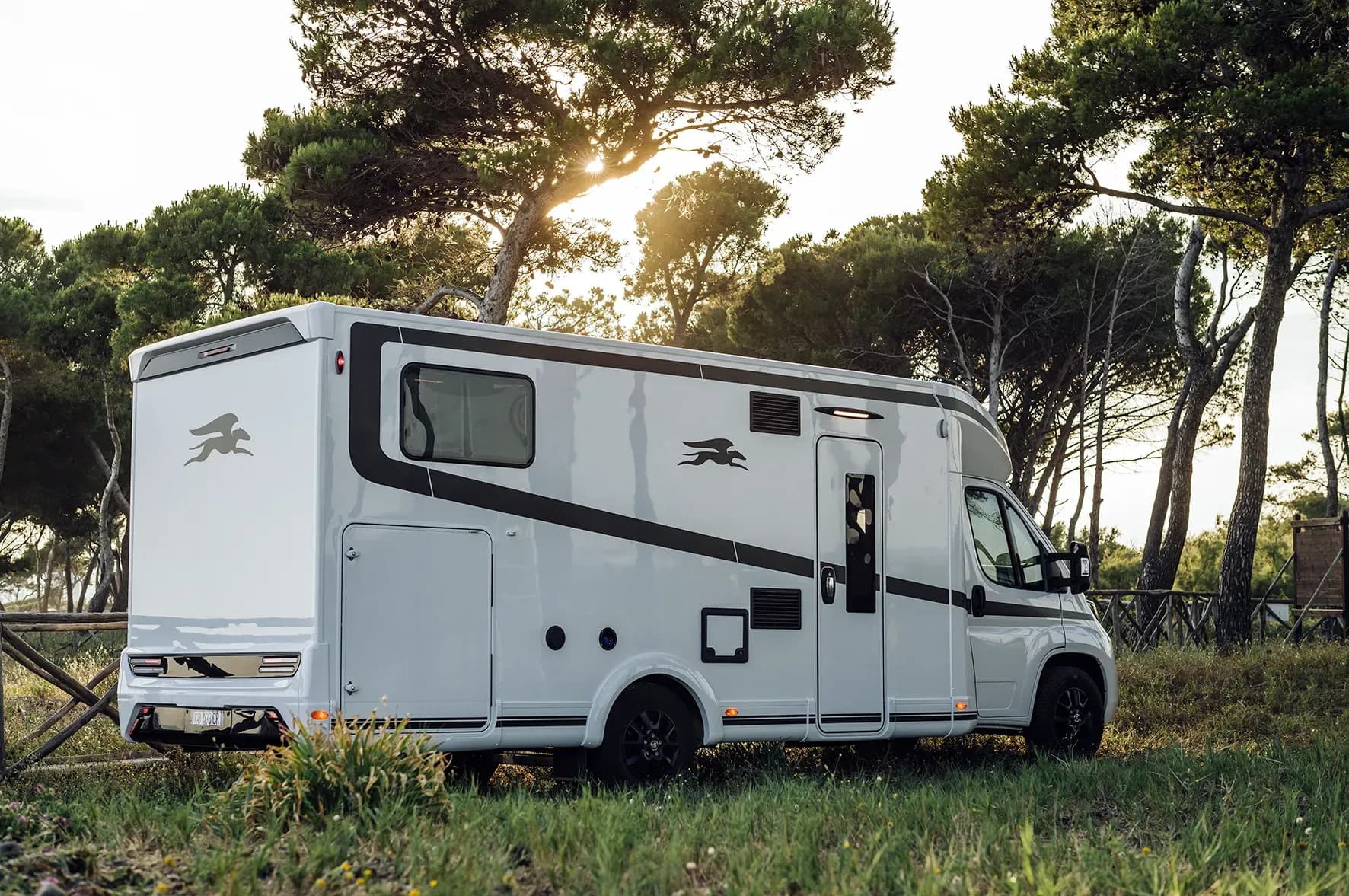 Camper vor einem Feld