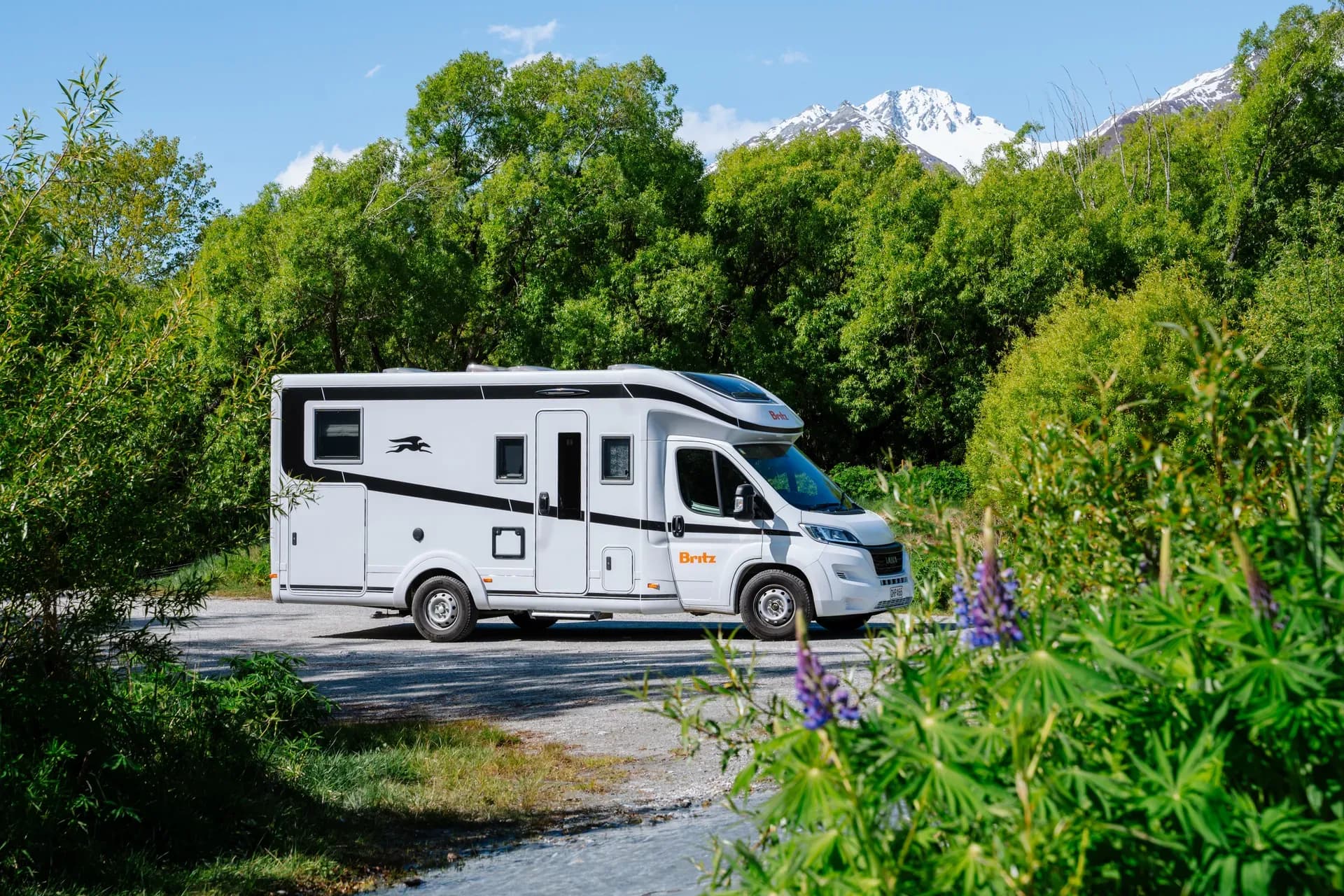 Der Wanderer Camper auf der Straße fahrend in Neuseeland