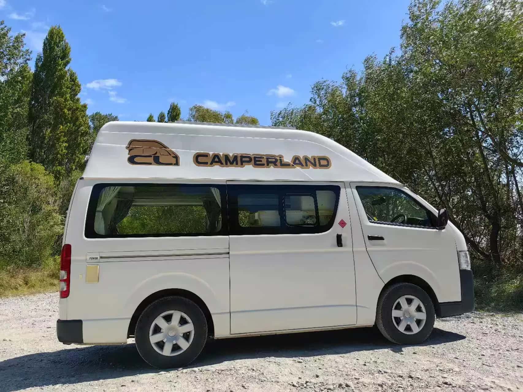 Der Trio Campervan basiert auf einem Toyota Hiace mit einem Baujahr aus 2019 oder neuer und wurde zwischen 2023 und 2025 modern ausgebaut.