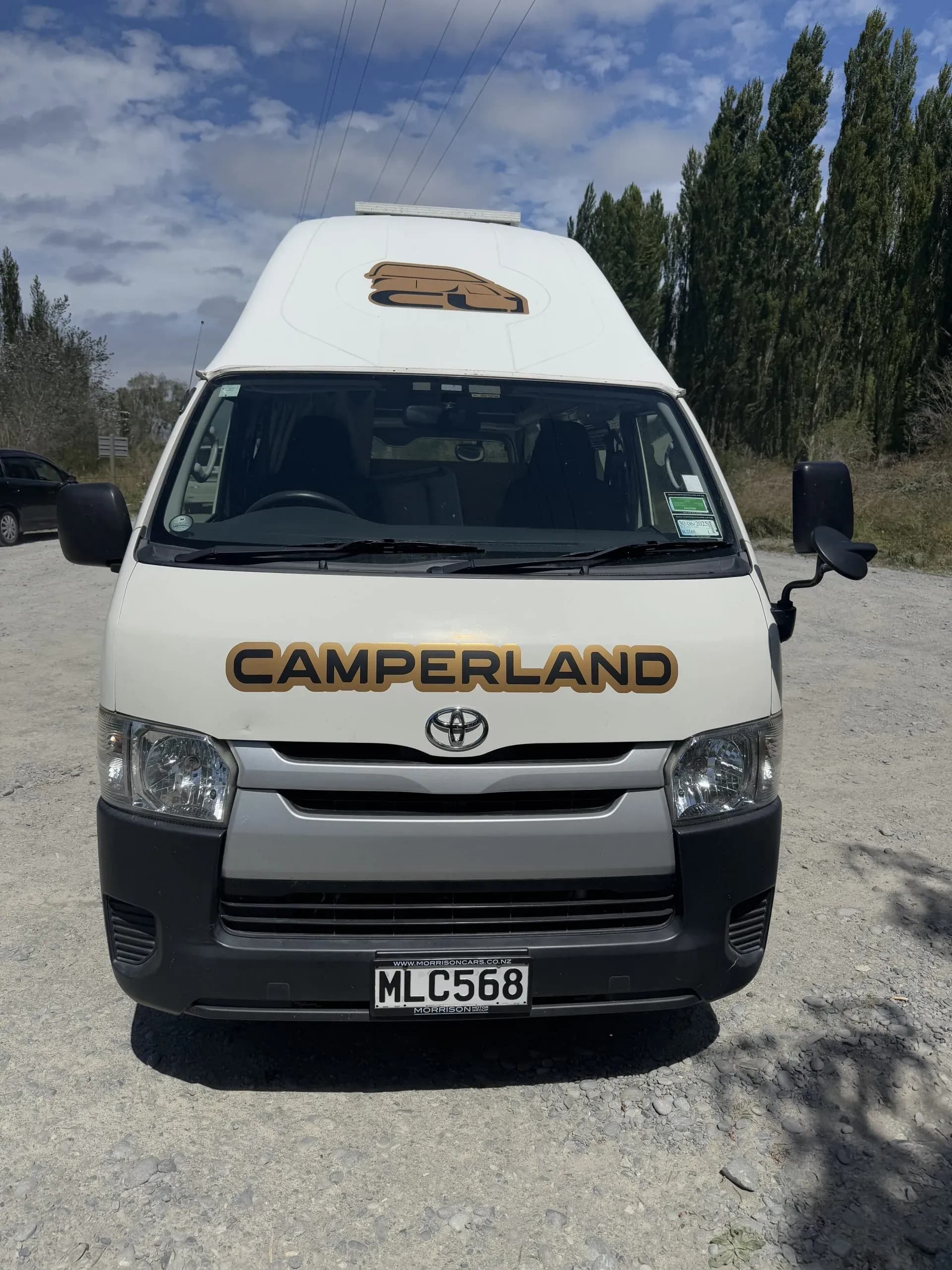 Mit einem 2,0-Liter-Benzinmotor und Automatikgetriebe verbraucht der Camper durchschnittlich 13 l/100 km – perfekt für lange Roadtrips.