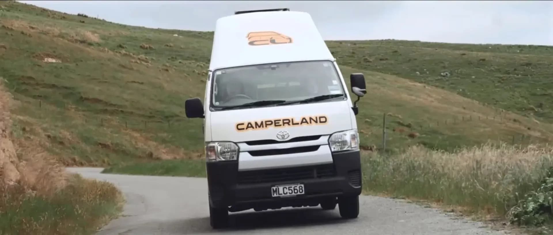 Trio Campervan von Camperland fahrend in Neuseeland