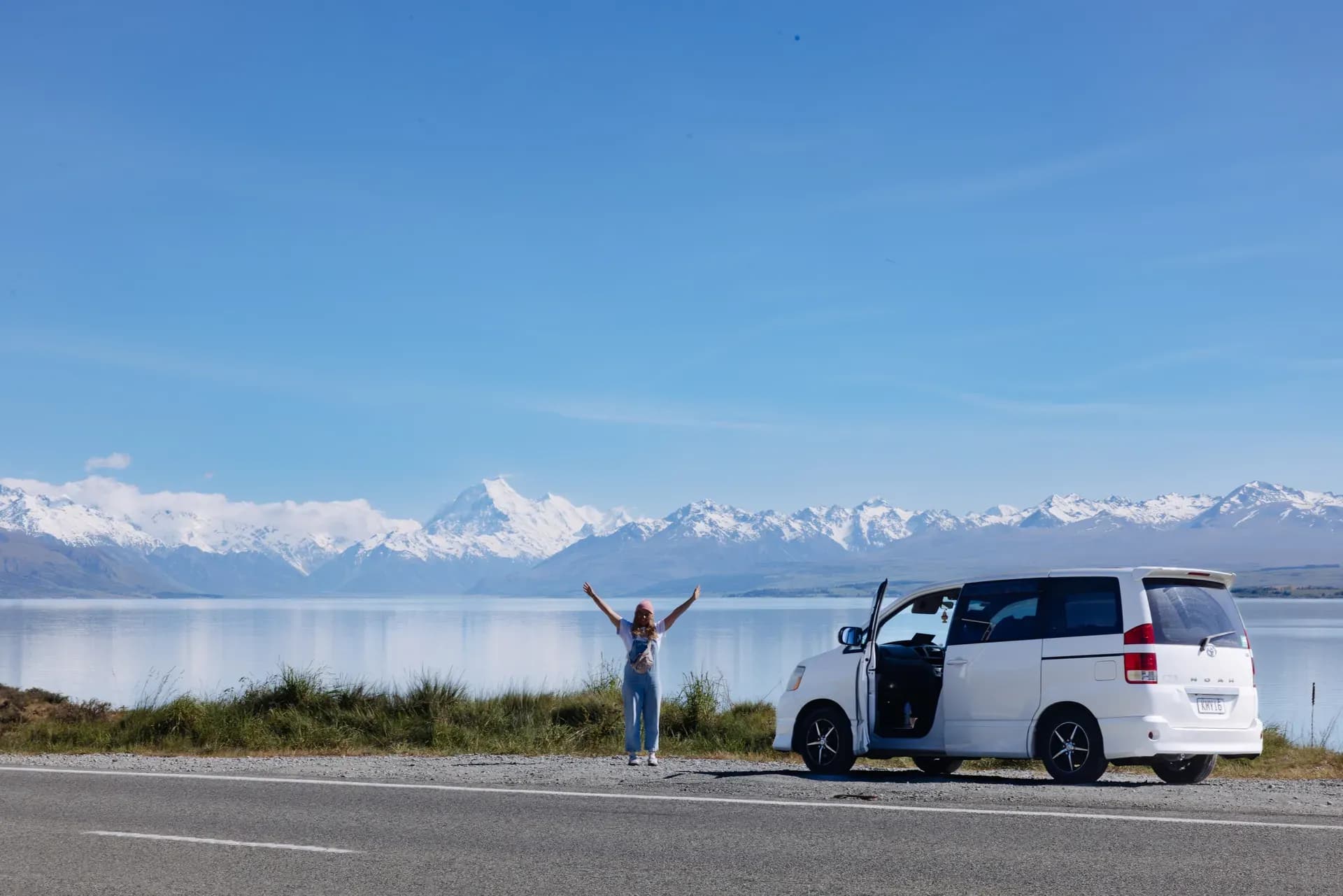 Aventus Plus von Campervan Village geparkt vor einem See und Bergen in Neuseeland