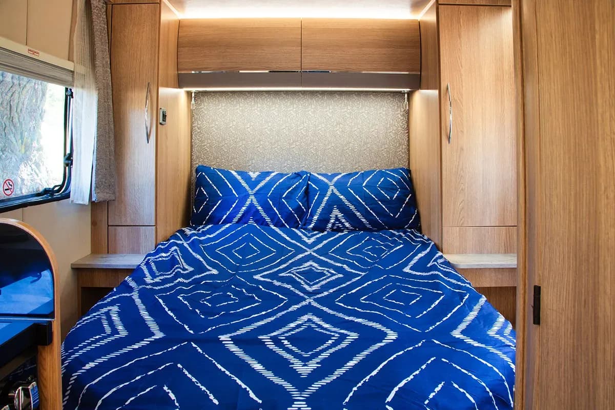 Neuseeland, Discover NZ Motorhome Rentals, 4 Berth Deluxe, Doppelbett
