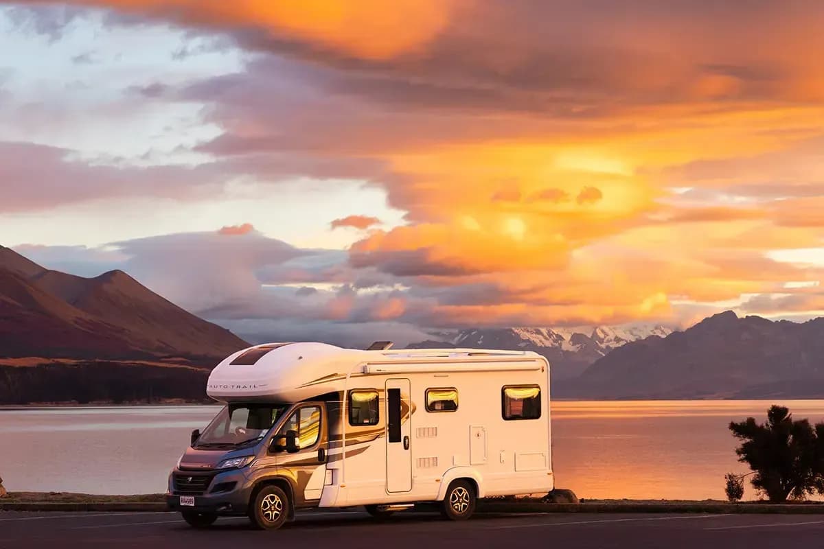 Der 6 Berth Deluxe von Discover NZ Motorhome Rentals auf einer Wiese in Neuseeland