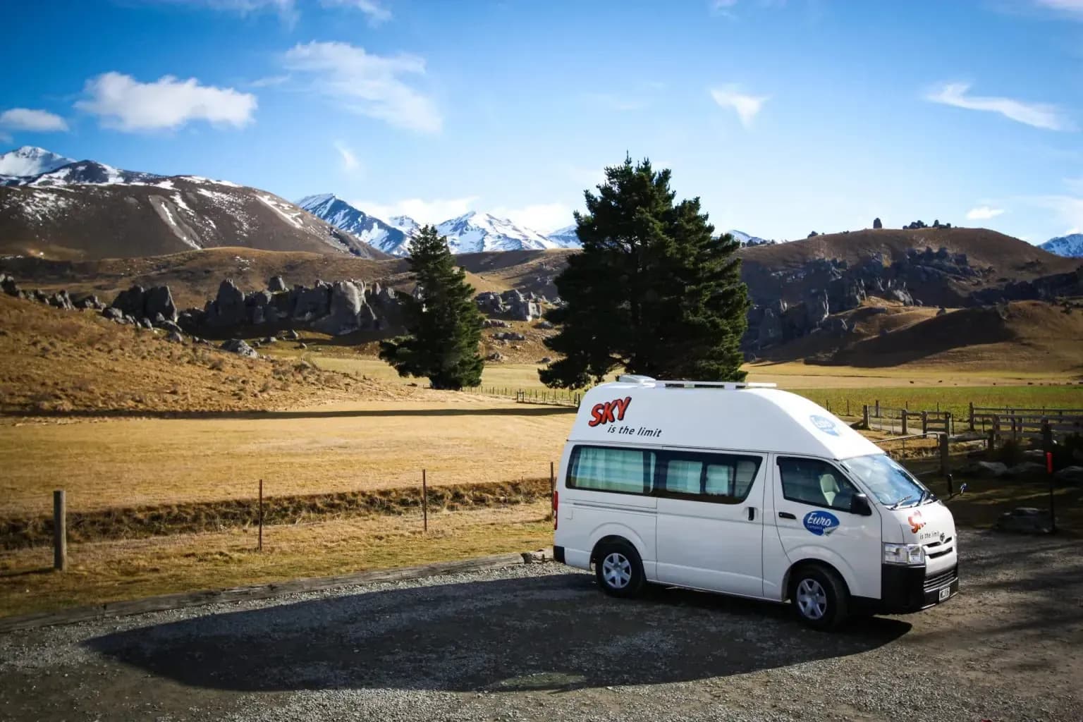 Euro Sky von Euro Campers in Neuseeland vor Berglandschaft