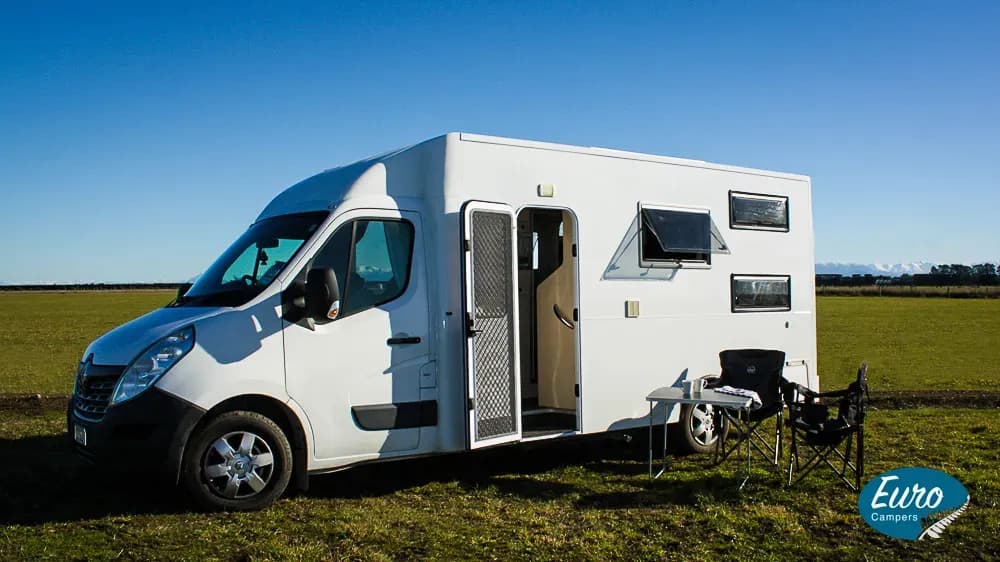 Neuseeland, Euro Campers, Paradise 2 Deluxe, ansicht außen mit campinstühlen