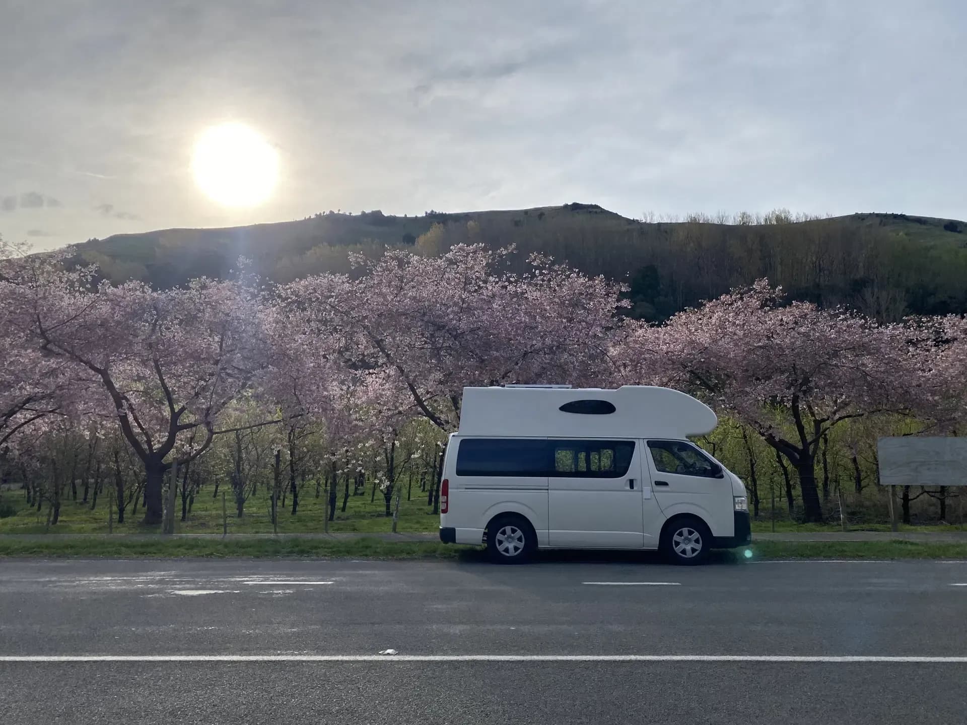 Camper auf der Straße nähe Küste