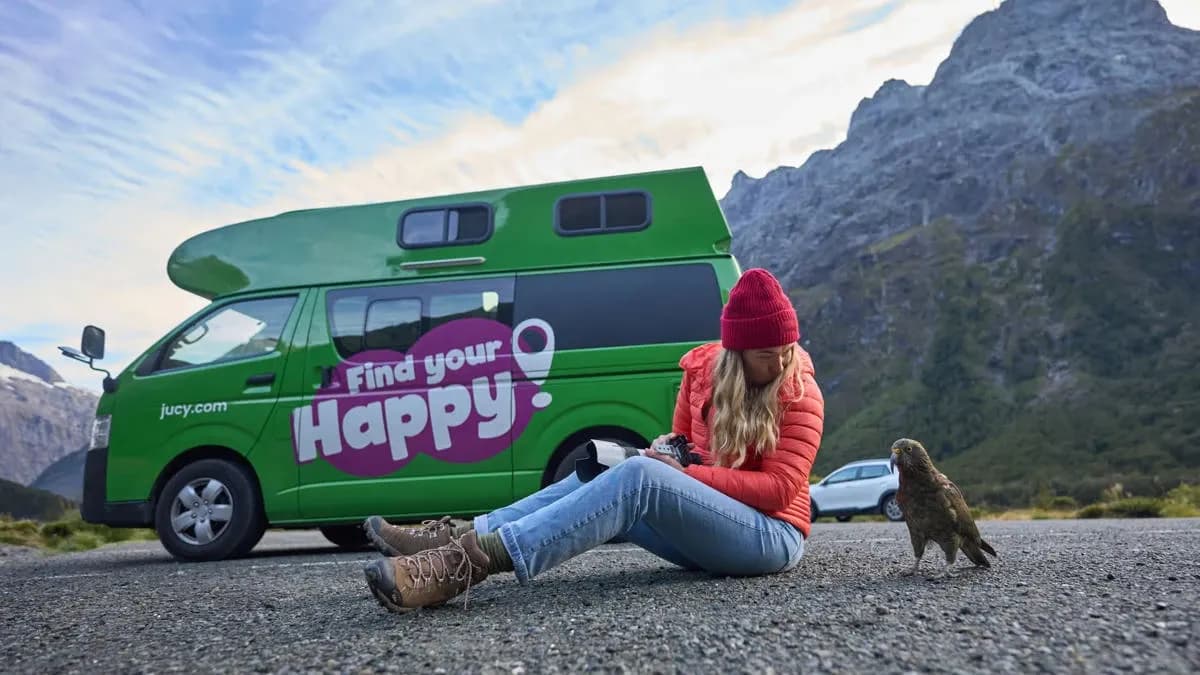 Neuseeland, Jucy Rentals, Chill'd Sundaze, frau vor dem camper sitzend
