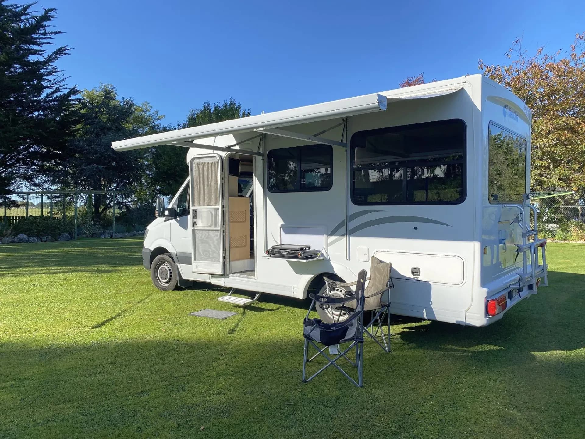 Neuseeland, Kia Ora, Cascade, Campervan für 4 Personen, Außenansicht hinten 45 Grad als Abschluss