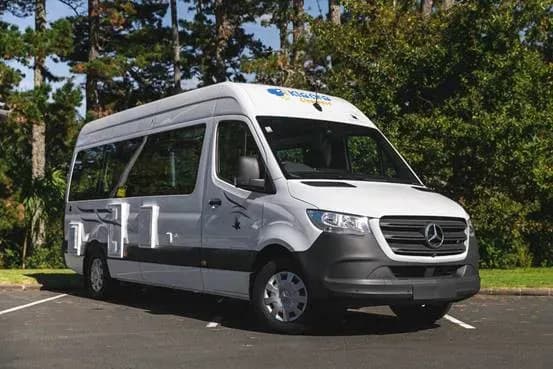 Neuseeland, Kia Ora, Nomad, Campervan für drei Personen, Außenansicht vorn 45 Grad