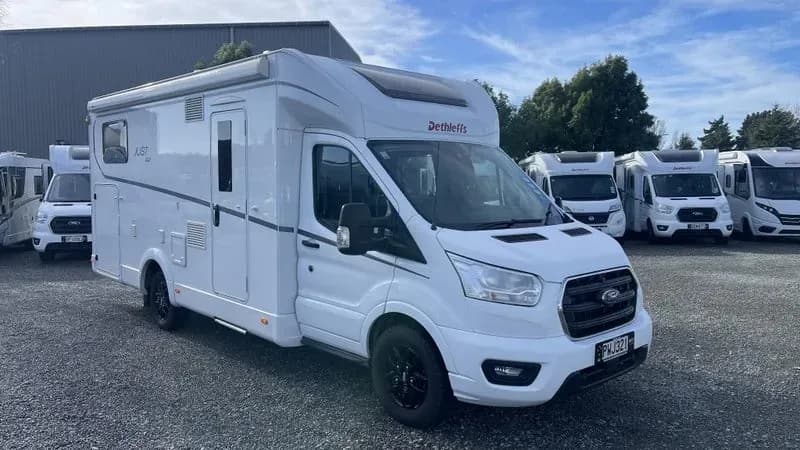Der T7055 auf einem Parkplatz von Kia Ora Campers in Neuseeland