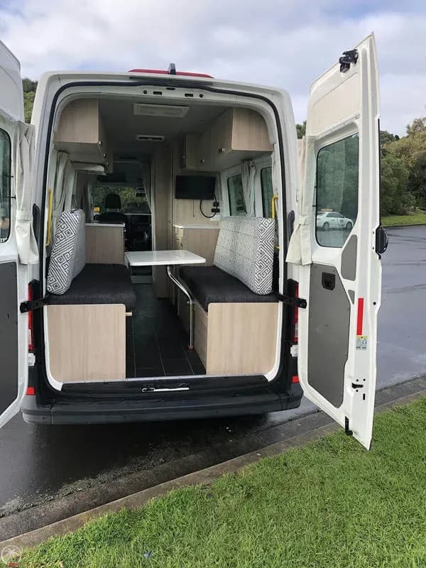 Kiwi Deluxe Euro Flügeltüren, Türen Heck geöffnet, Durchgang Sitzgelegenheit, Panoramaaussicht Camper