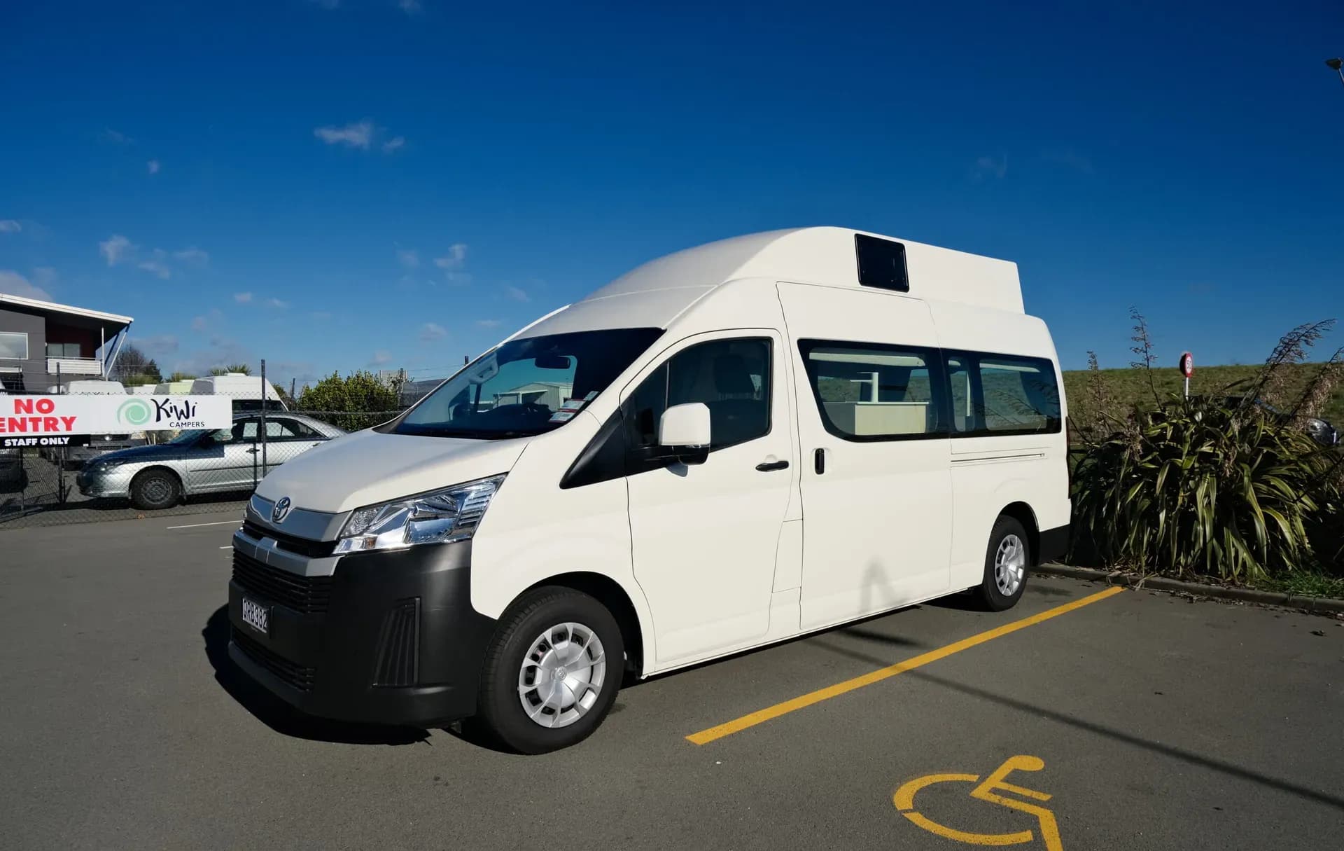 Kiwi Traveller 2ST von Kiwi Campers auf einem Parkplatz in Neuseeland