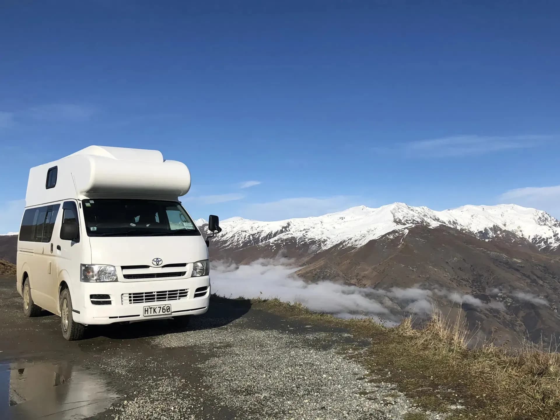 Camper geparkt auf einer Wiese
