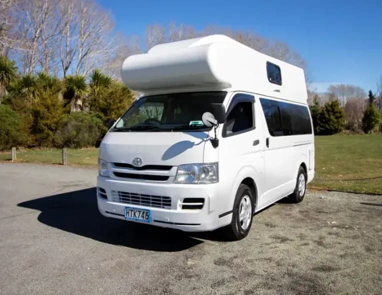Der Lucky Rambler von Lucky Rentals mit Dusche und WC ist der ideale Camper für 3 Personen.
