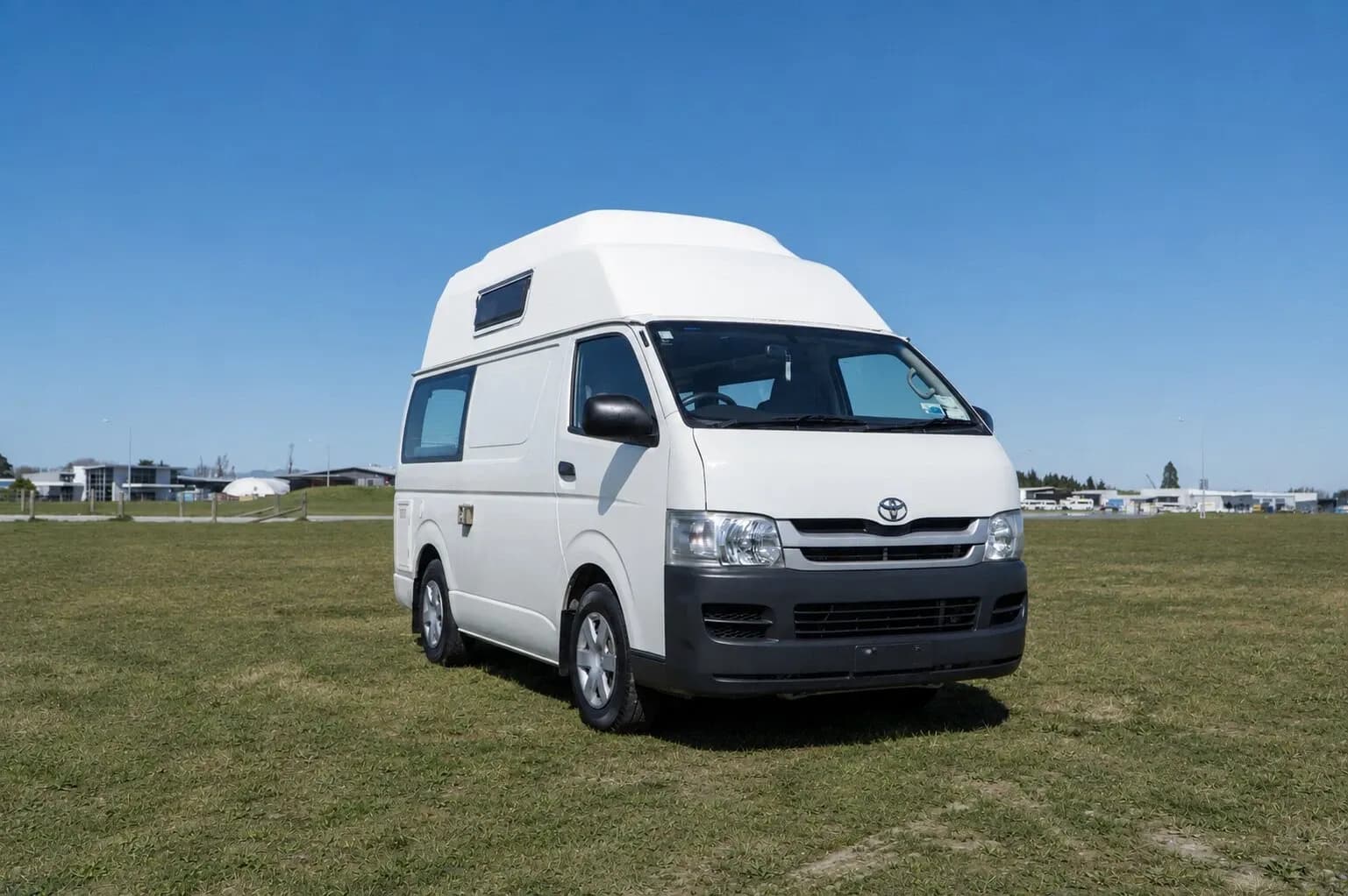Lucky Roadie auf einer Wiese geparkt in Neuseeland