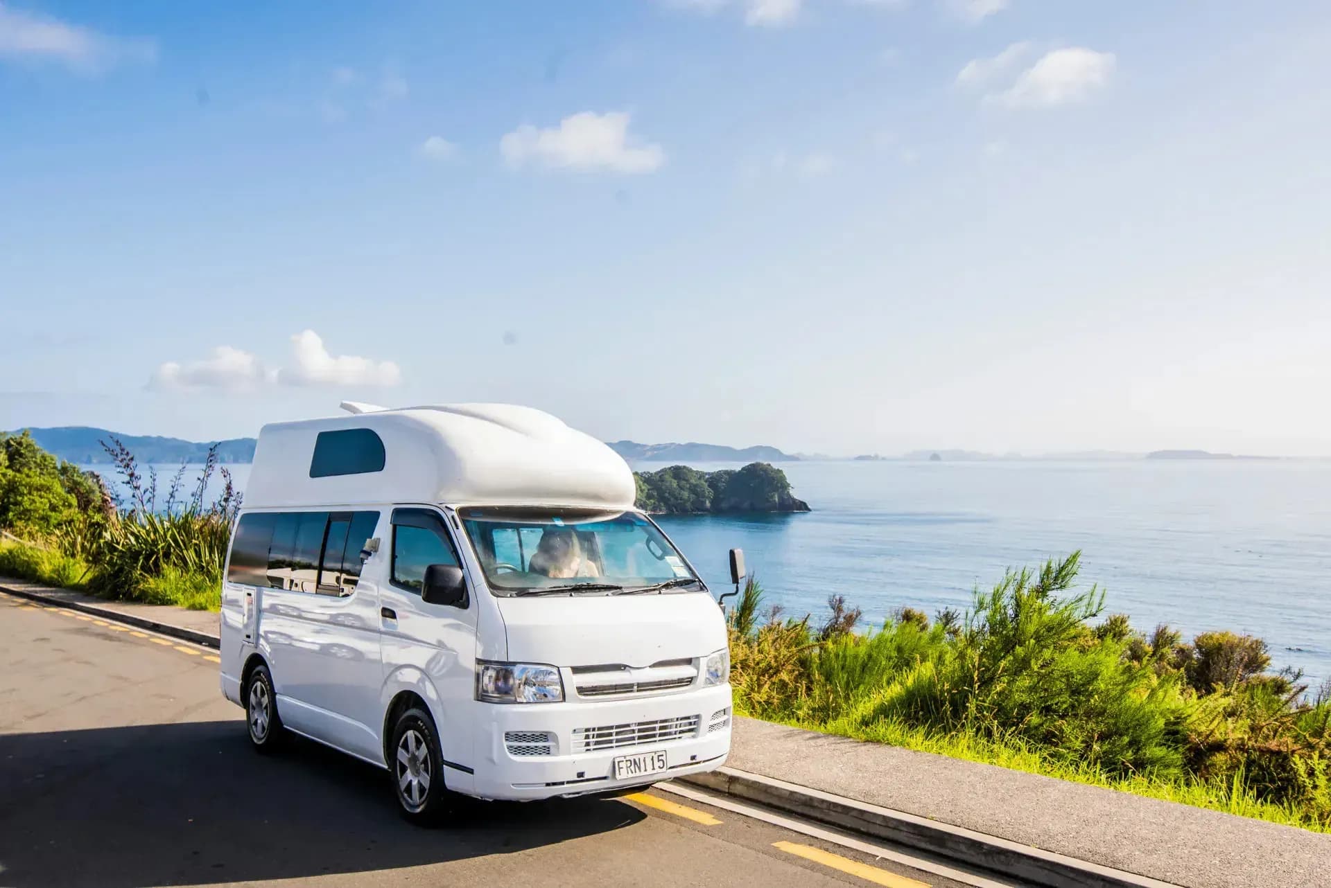 Camper geparkt auf einer Wiese