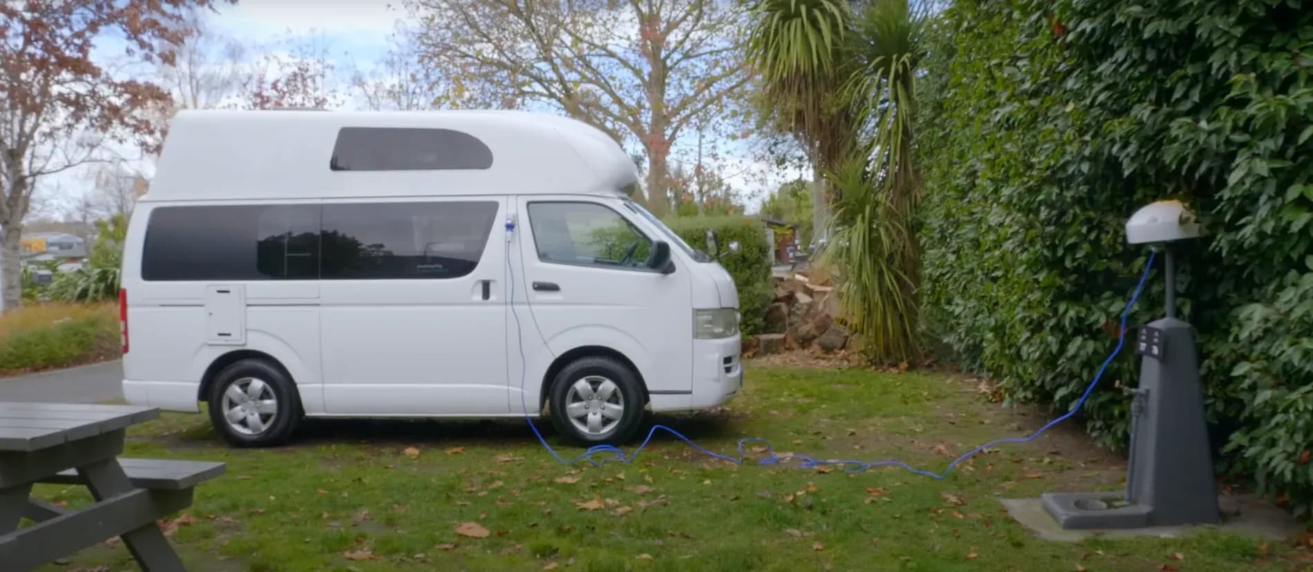 Der Lucky Rover von Lucky Rentals ist eine clevere Wahl für alle, die mit kleinem Budget reisen, aber dennoch Wert auf Funktionalität und Komfort legen.