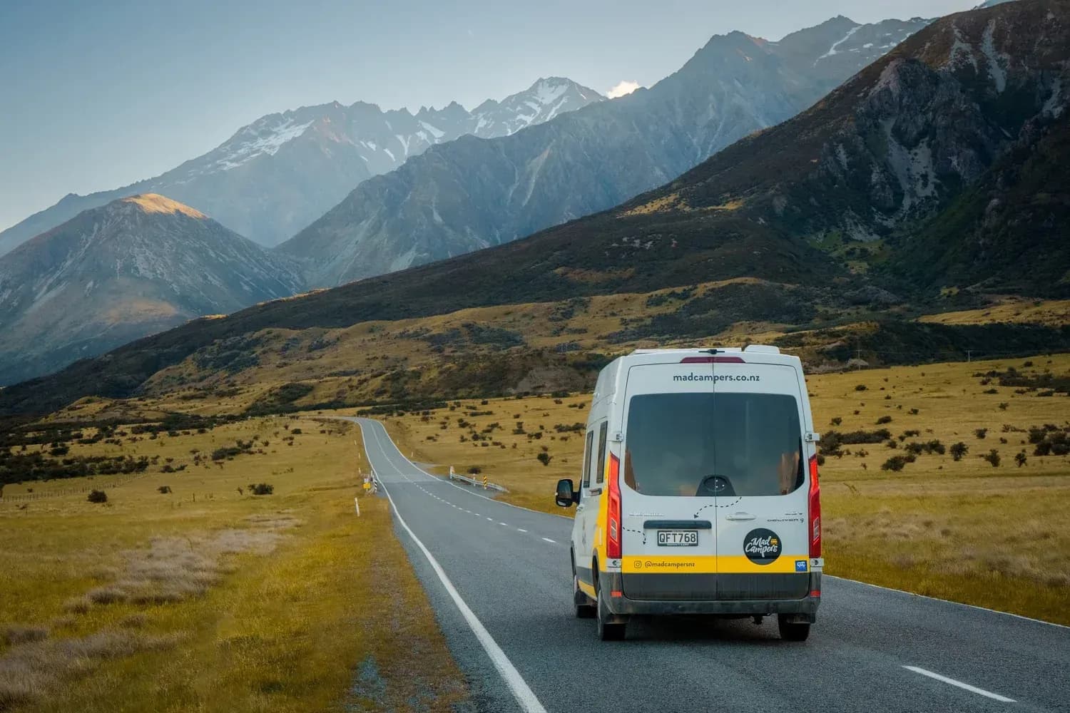 MAD 2 Plus von MAD Campers auf einer Straße fahrend in Neuseeland