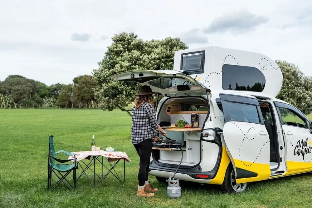 Der NoMAD Camper in der Natur bei Sonnenuntergang für Alleinreisende in Neuseeland