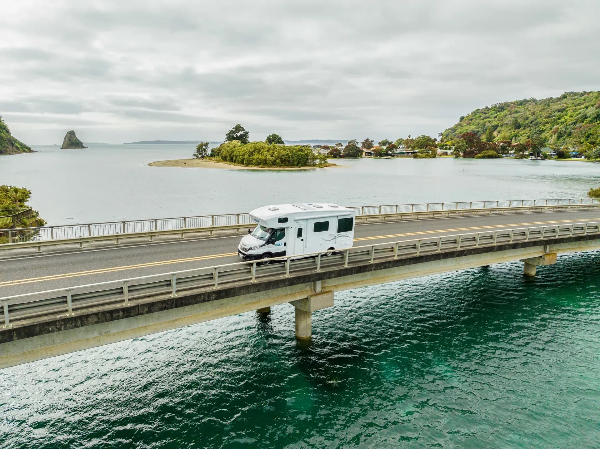 Das Premium Wohmobil Beach von Maui Motorhomes auf einer Brücke in Neuseeland
