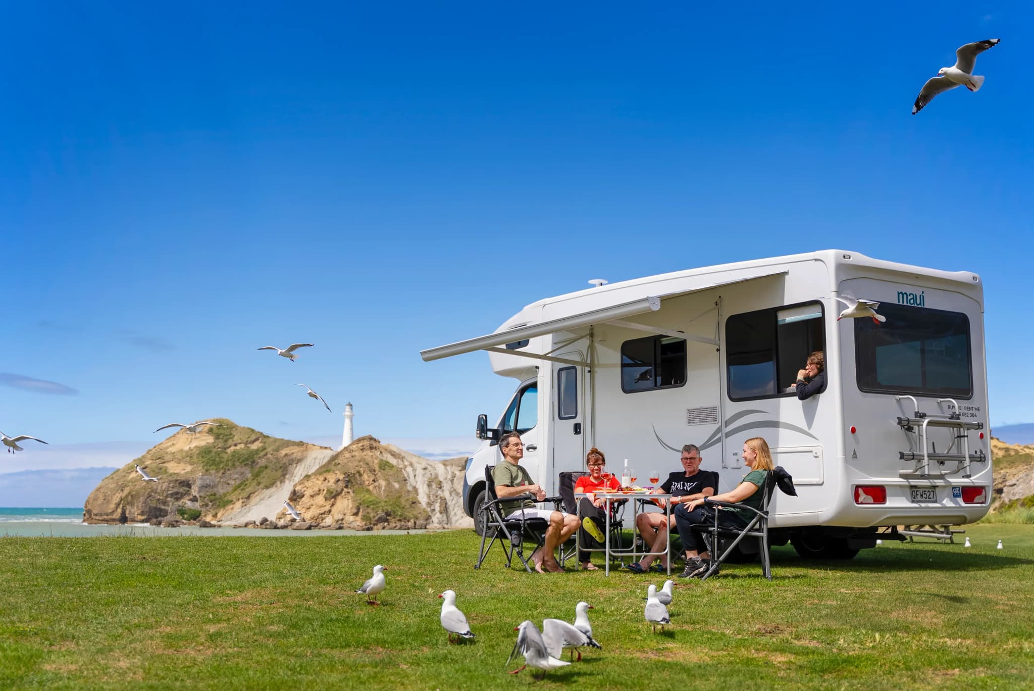 Das Premium Wohnmobil River von Maui Motorhomes vor einer Berglandschaft in Neuseeland