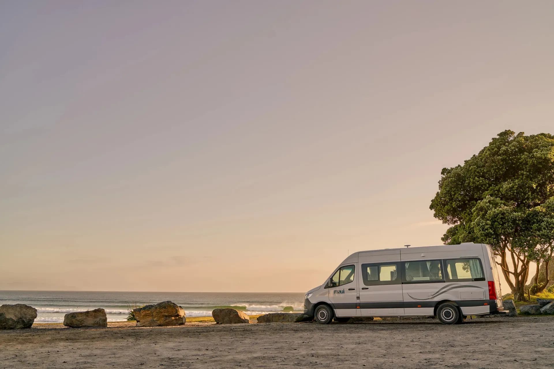 Ultima Plus von Maui Motorhomes am Strand in Neuseeland