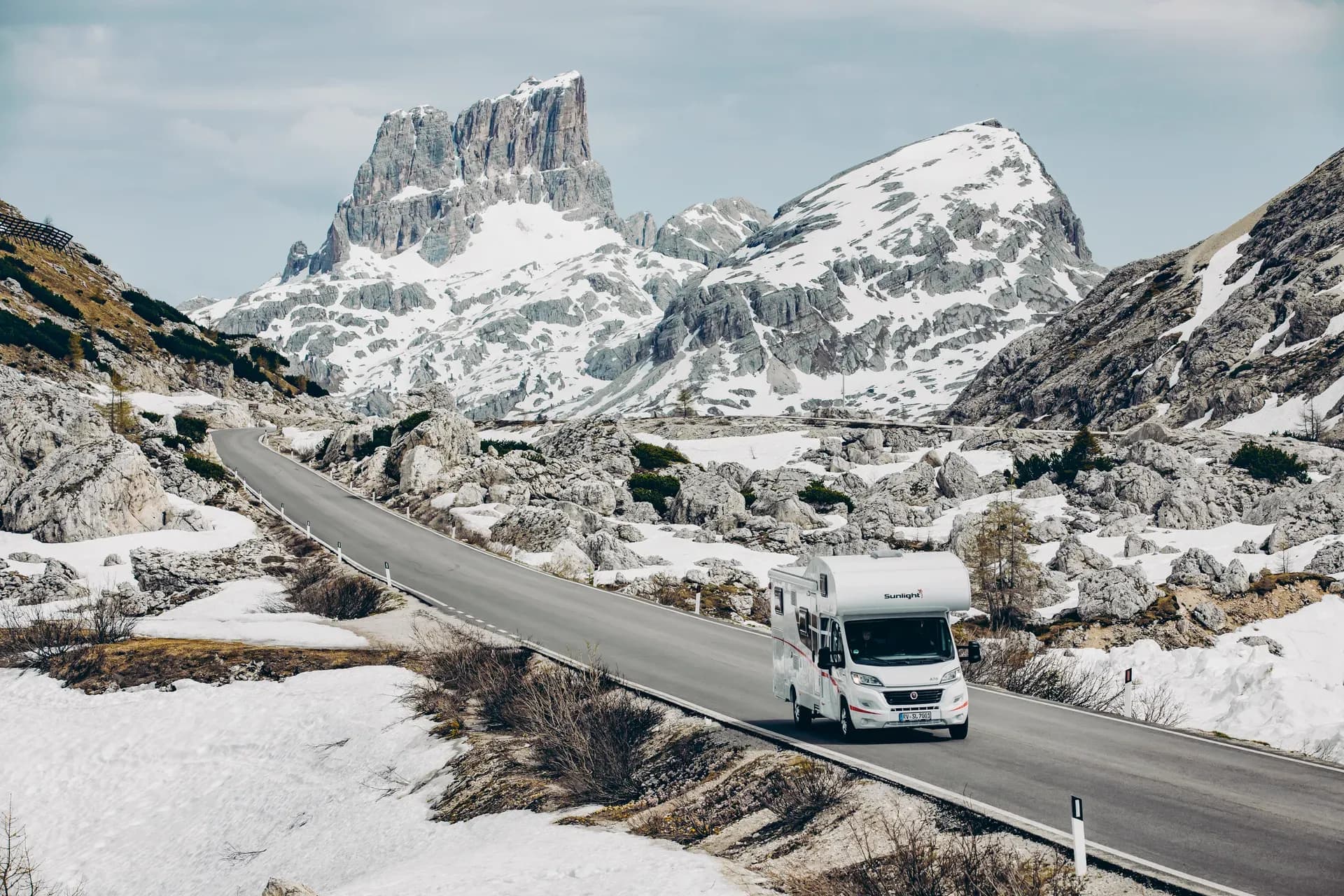 Family Luxury von McRent fahrend in den Bergen im Winter in Neuseeland