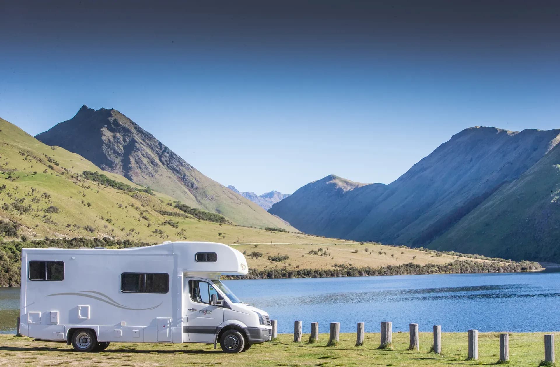 Big Six Camper vor einem See in Neuseeland