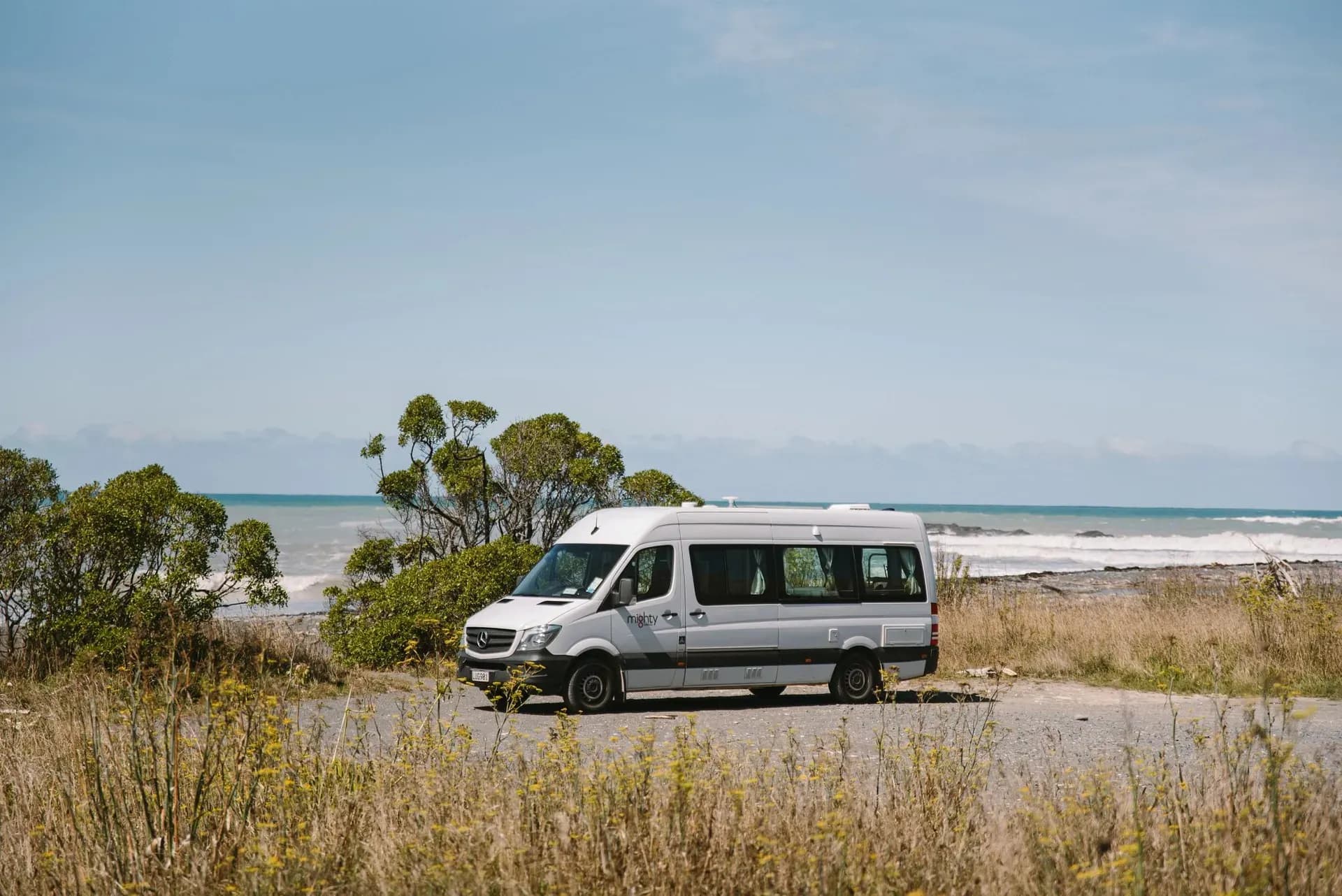 Deuce Plus für 2 Erwachsene und 1 Kind vor einem See in Neuseeland