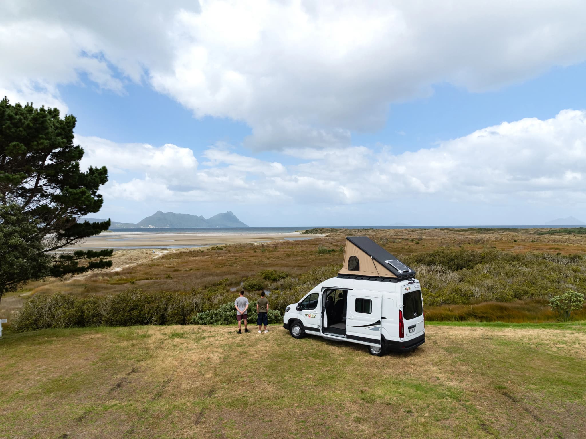 Den Double Down von Mighty Campers günstig über die CamperOase in Neuseeland mieten.