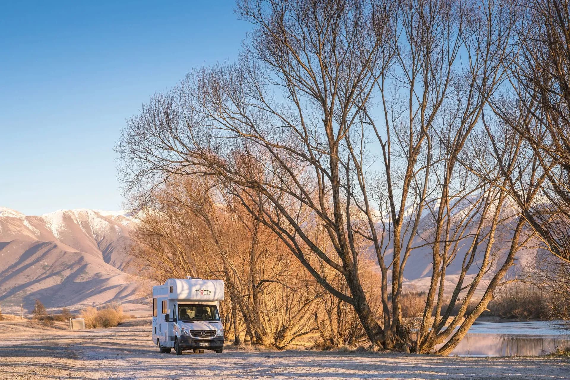 Double Up 4 Bett Wohnmobil zwischen Bäumen in Neuseeland