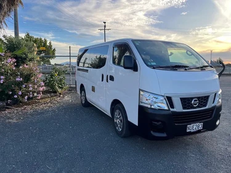 Der Flow Medium Roof von Mojo Campers vor den Bergen in Neuseeland