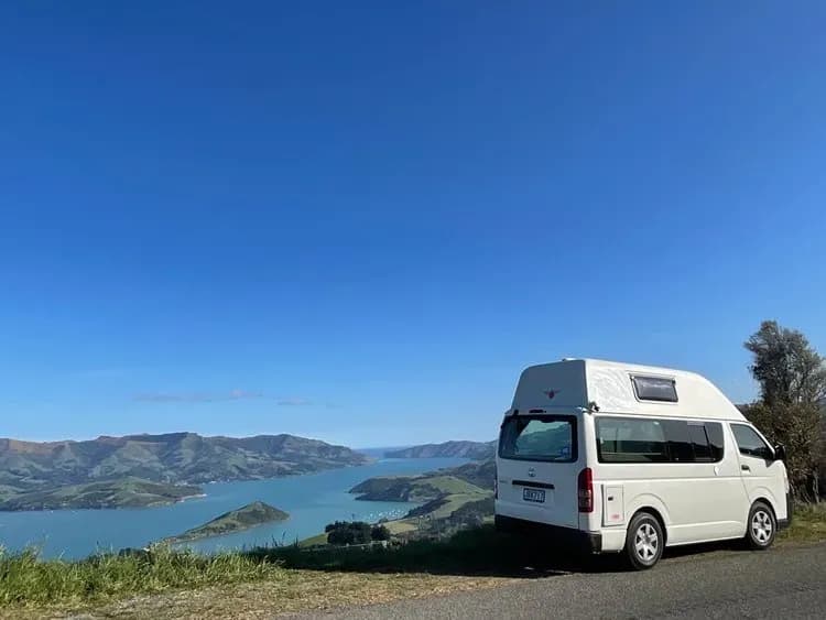 Der Luke Hitop Extra High Roof Hitop im Stillstand auf der Straße in Neuseeland