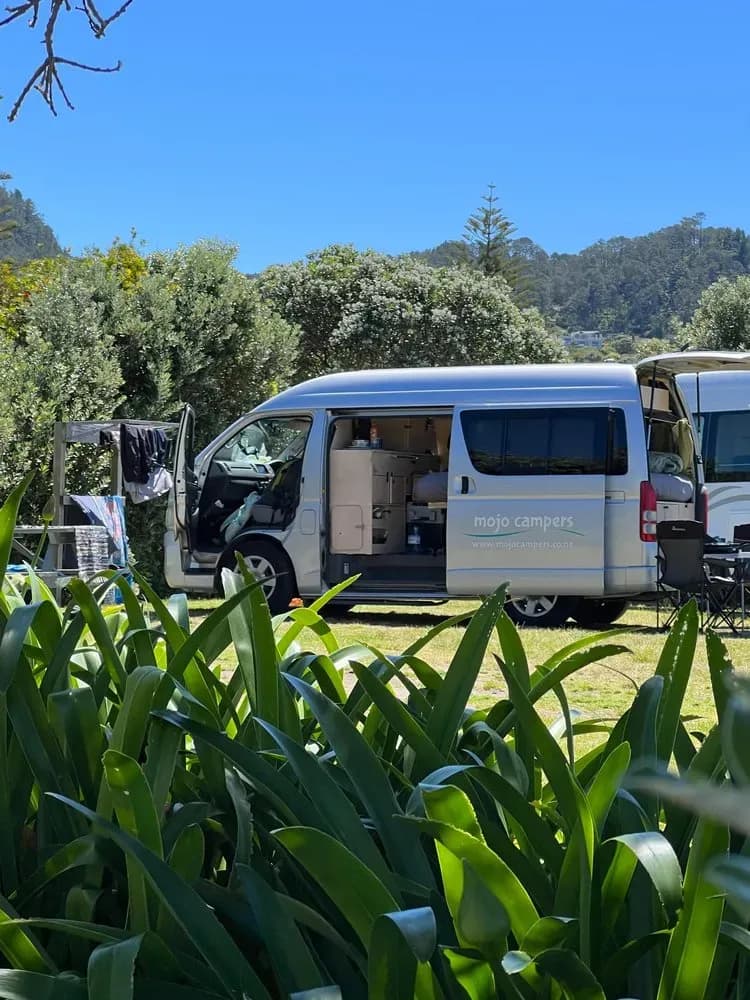 Der Scotty High Roof von Mojo Campers geparkt auf einer Wiese in Neuseeland