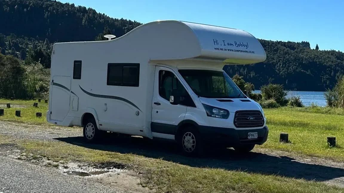 Bobby von Nomado geparkt auf einer Wiese in Neuseeland