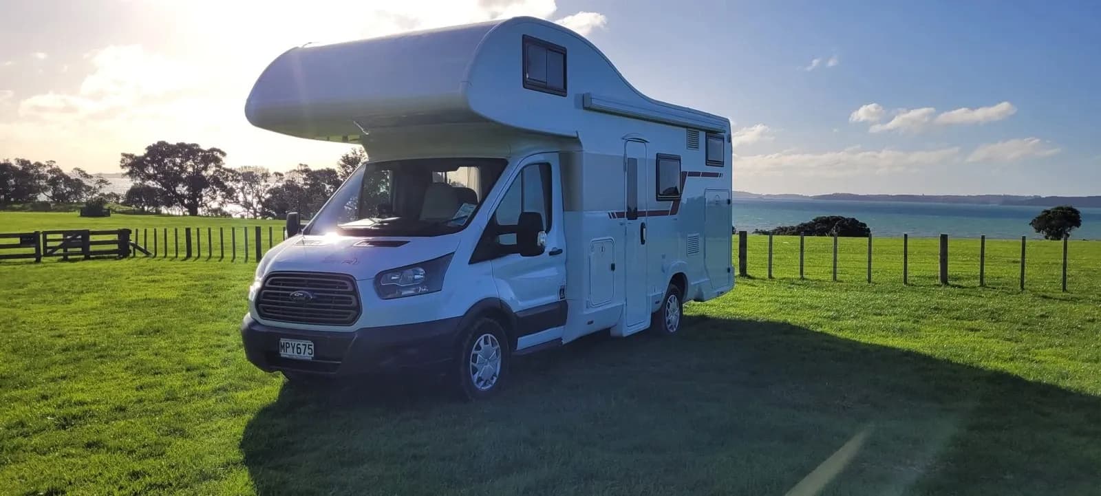 Harry von Nomado geparkt vor einem See in Neuseeland