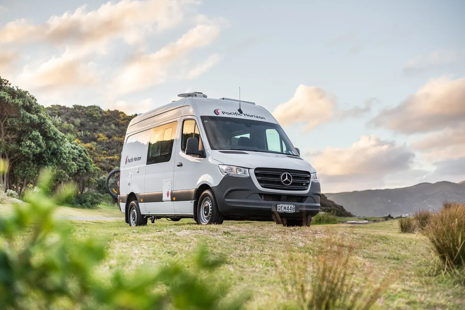 Das 2+1 Fahrzeug für 2 Erwachsene und ein Kind geparkt an einem See in Neuseeland