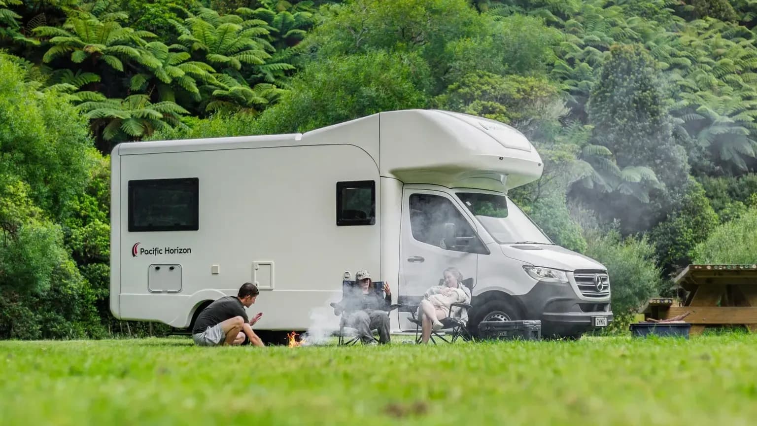 GEM 4 Motorhome von Pacific Horizon für bis zu 4 Erwachsene an einem Wald in Neuseeland