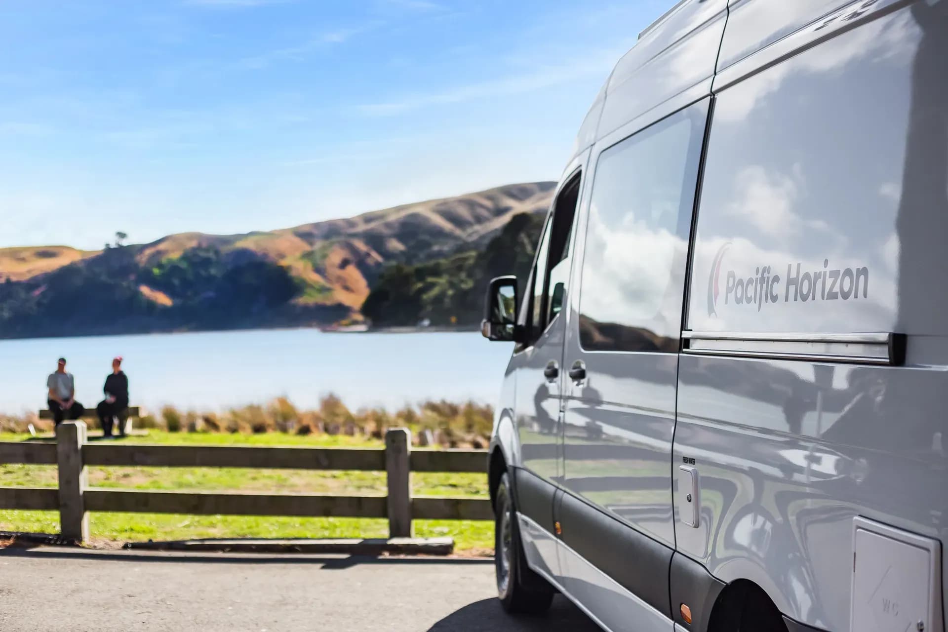 2+1 Motorhome Premium von Pacific Horizon für 2 Erwachsene auf einem Parkplatz in Neuseeland