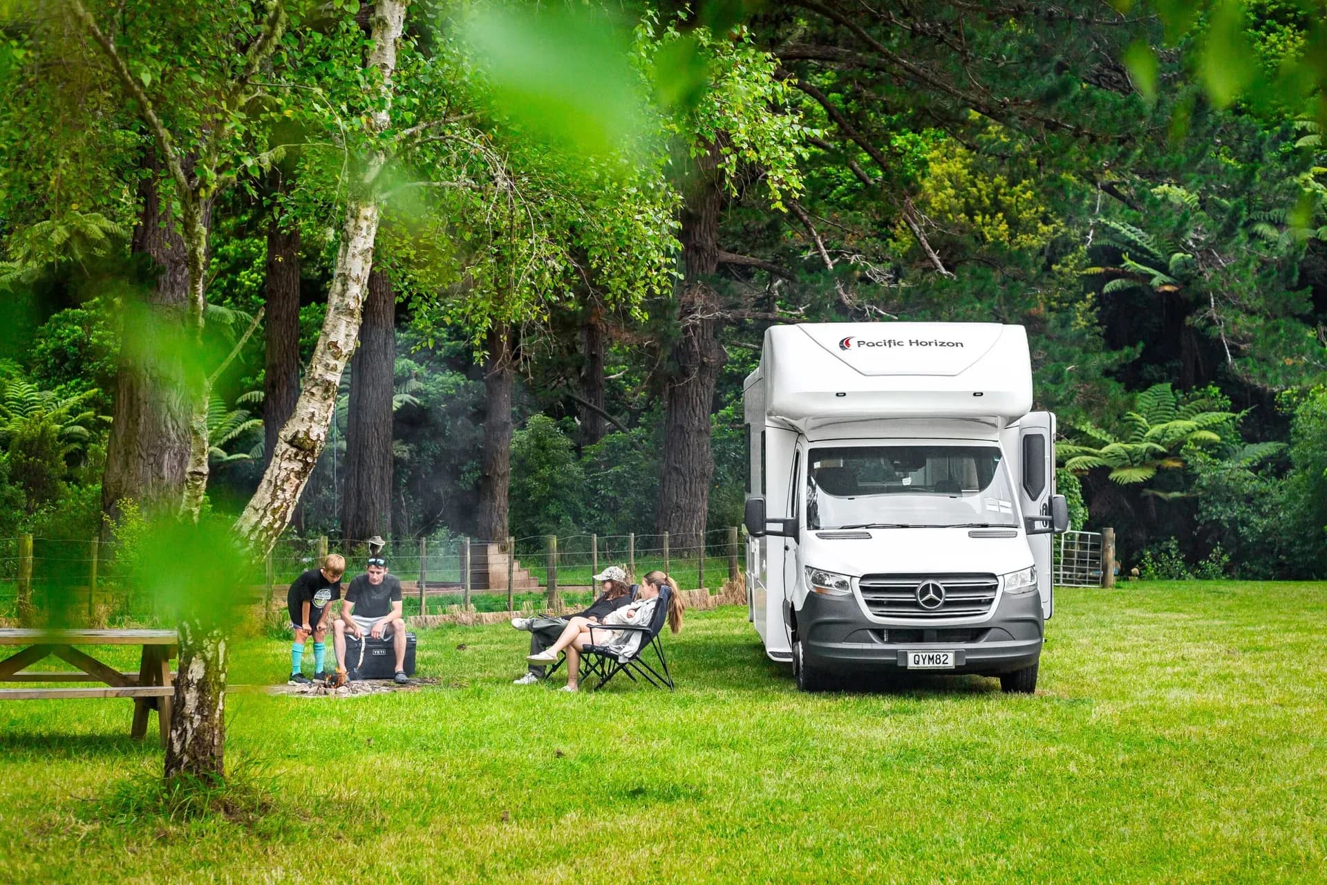 GEM 4 Motorhome von Pacific Horizon für bis zu 4 Erwachsene auf einer Wiese in Neuseeland